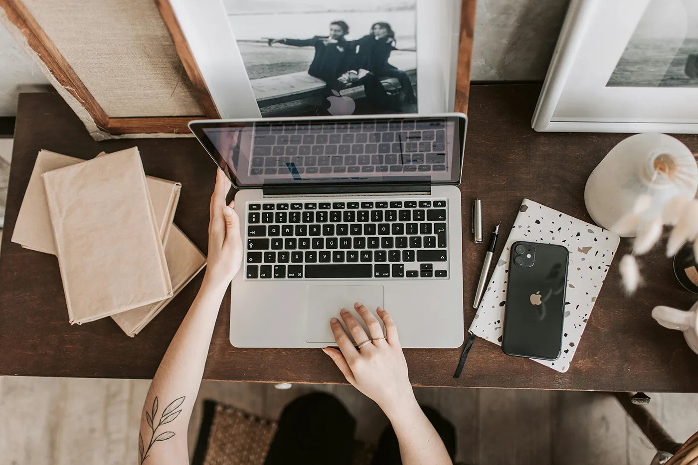 Female entrepreneur comparing Kajabi and Thinkific as course creation platforms