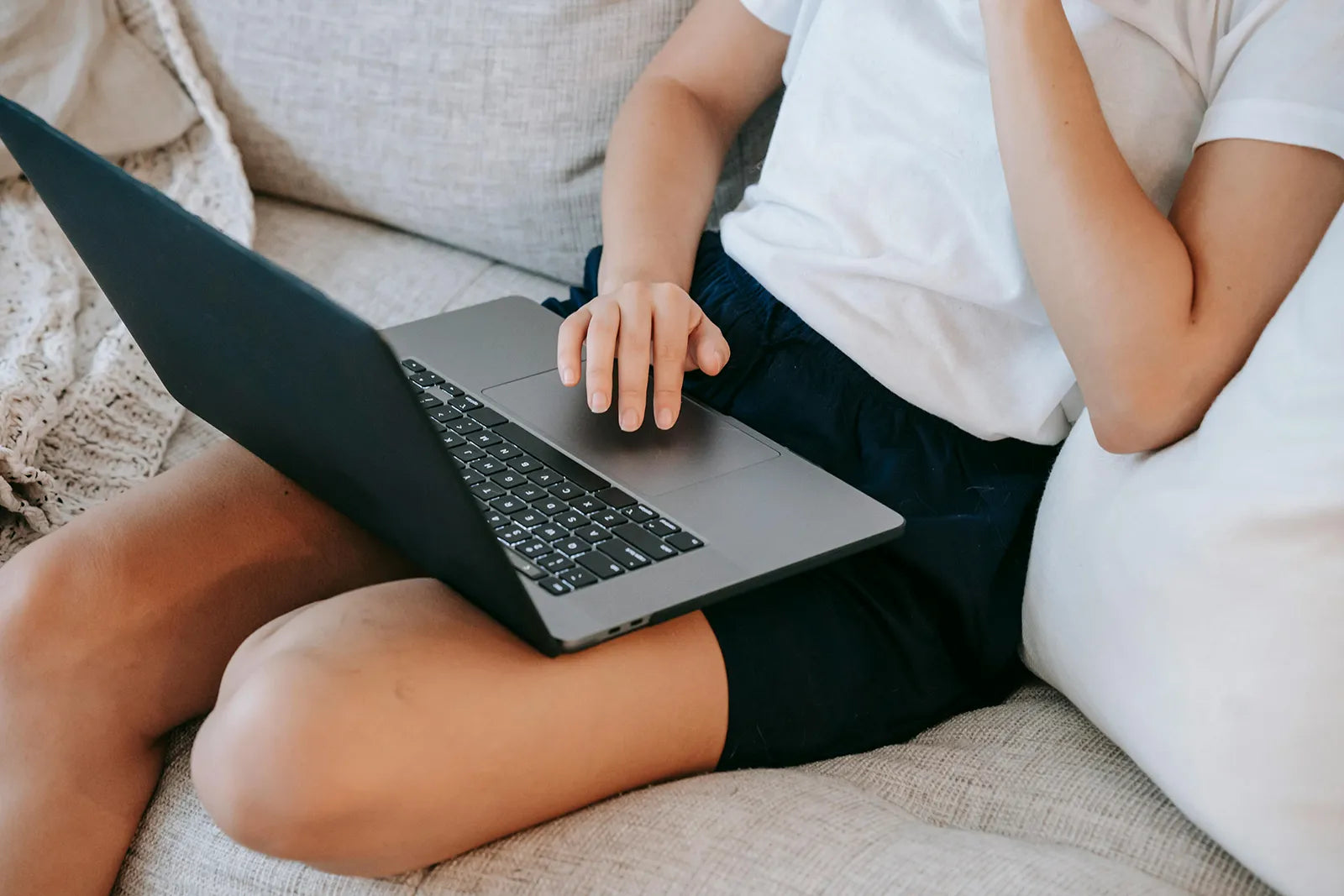 Female entrepreneur and course creator searching for the perfect Kajabi sales page template.