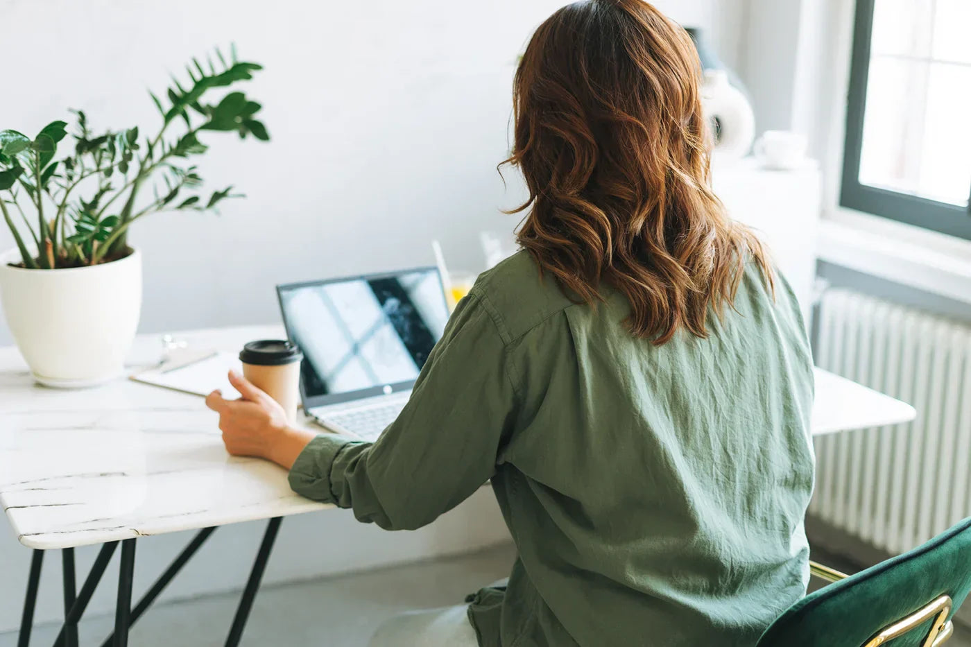 female entrepreneur executing a super simple marketing system