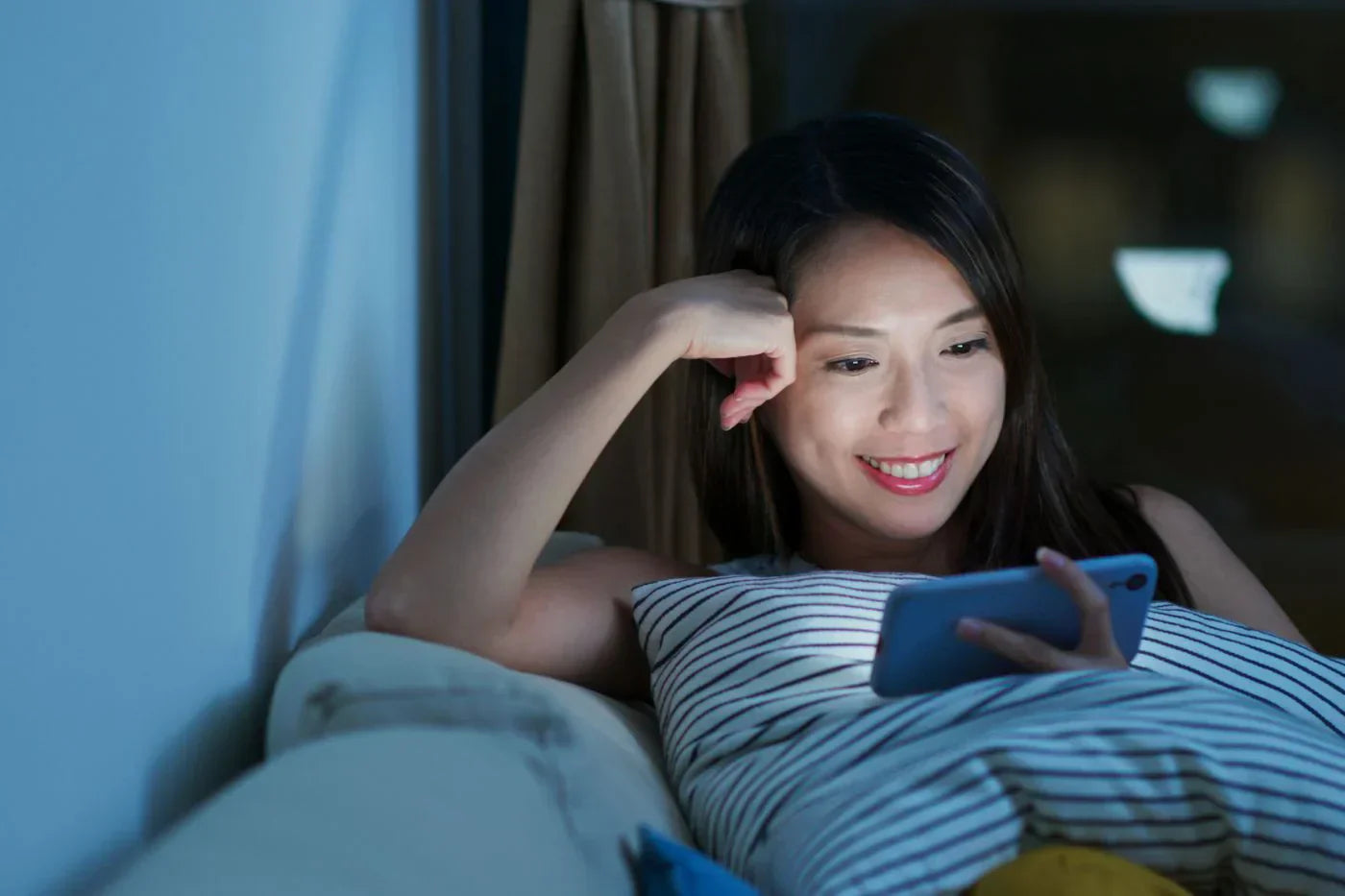 woman binging a course on her phone like someone would binge a series on Netflix